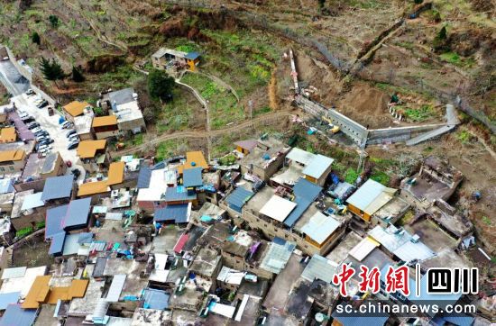 施工机具正在清理坝体环境。汶川县委宣传部供图 施工机具正在清理坝体环境。汶川县委宣传部供图
