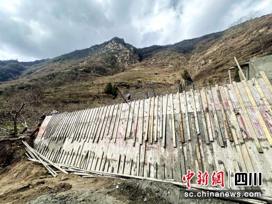 施工工人正在加快水泥坝体浇筑施工。汶川县委宣传部供图 施工工人正在加快水泥坝体浇筑施工。汶川县委宣传部供图