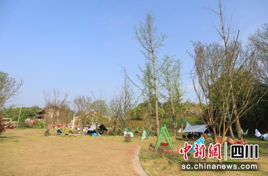 露营基地内,游客搭建帐篷。龙马潭融媒体中心供图 露营基地内,游客搭建帐篷。龙马潭融媒体中心供图