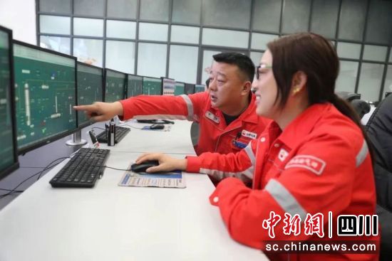 对装置进行安全巡查。刘梅 对装置进行安全巡查。刘梅