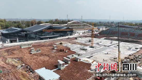 正在加紧建设。冯春 摄 正在加紧建设。冯春 摄