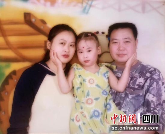 唐嘉一家三口的照片。四川省戒毒管理局 供图 唐嘉一家三口的照片。四川省戒毒管理局 供图