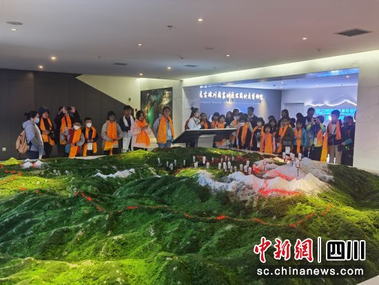 活动现场。达古冰川管理局供图 活动现场。达古冰川管理局供图