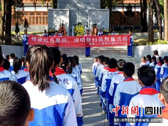 祭扫英烈活动现场。卢玲 摄 祭扫英烈活动现场。卢玲 摄