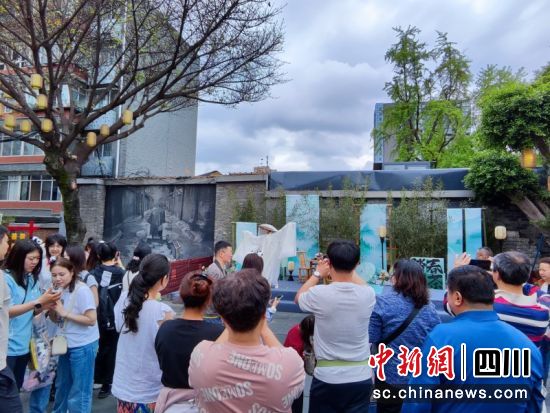 游客争相记录精彩的表演现场。陈宽 摄 游客争相记录精彩的表演现场。陈宽 摄