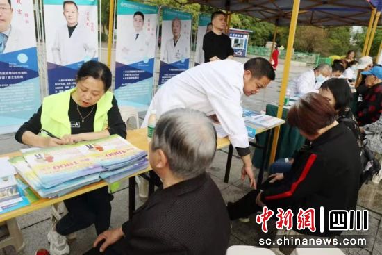 正在免费为居民服务。邓暄 摄 正在免费为居民服务。邓暄 摄