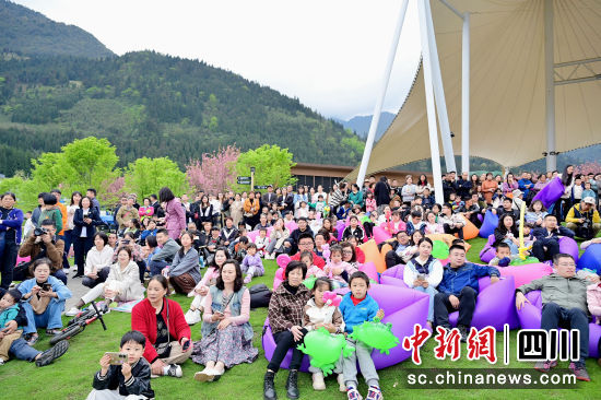 活动吸引了许多市民和游客前来“打卡”。荥经县委宣传部供图 活动吸引了许多市民和游客前来“打卡”。荥经县委宣传部供图