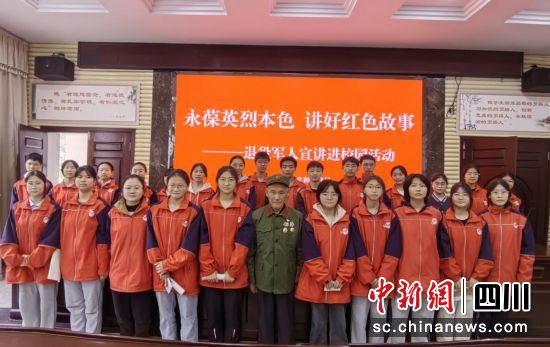 合影留念。沿滩融媒 供图 合影留念。沿滩融媒 供图
