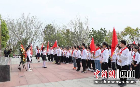 打卡红色旅游景点。自贡市委宣传部 供图 打卡红色旅游景点。自贡市委宣传部 供图