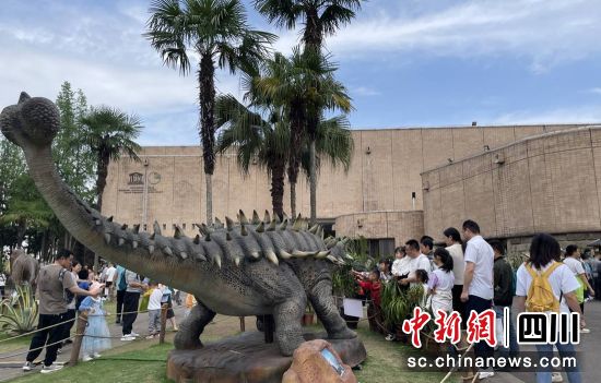 恐龙博物馆游人如织。自贡市委宣传部 供图 恐龙博物馆游人如织。自贡市委宣传部 供图