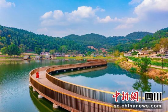 永和家园凤凰湖畔。(岳冰松 摄) 永和家园凤凰湖畔。(岳冰松 摄)