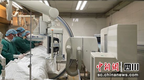 图为手术现场。成都市第六人民医院供图 图为手术现场。成都市第六人民医院供图