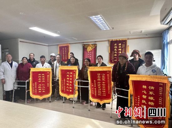 大骨节病患者向王直兵博士团队送锦旗以表感谢之情。壤塘县委宣传部供图 大骨节病患者向王直兵博士团队送锦旗以表感谢之情。壤塘县委宣传部供图