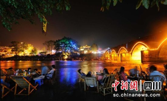 平乐古镇美丽夜景。王杰 摄 平乐古镇美丽夜景。王杰 摄