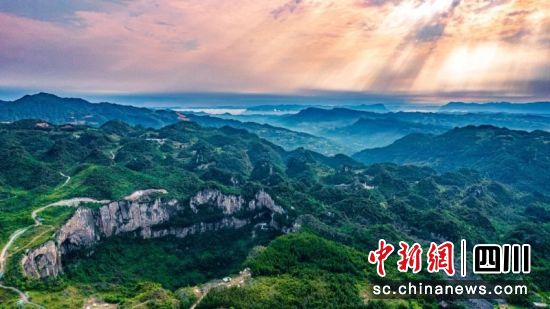 兴文石海“天坑”。蜀南文旅集团 供图 兴文石海“天坑”。蜀南文旅集团 供图