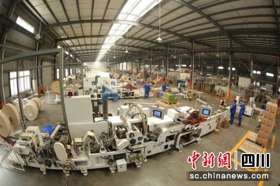 雅诗纸业现代化的生活用纸生产车间。贾佳 摄 雅诗纸业现代化的生活用纸生产车间。贾佳 摄