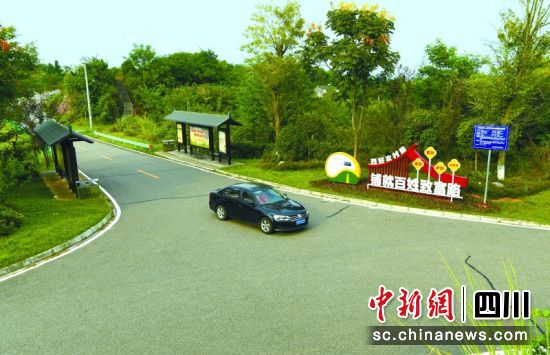 营山县渌井镇境内的乡村路。杨汉国 摄 营山县渌井镇境内的乡村路。杨汉国 摄