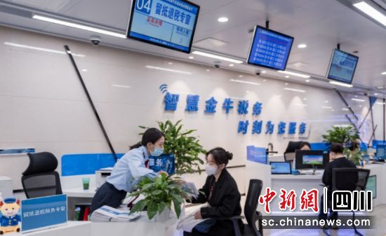 正在服务。潘欢欢 摄 正在服务。潘欢欢 摄
