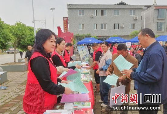 发放宣传资料。 三台县委宣传部供图 发放宣传资料。 三台县委宣传部供图