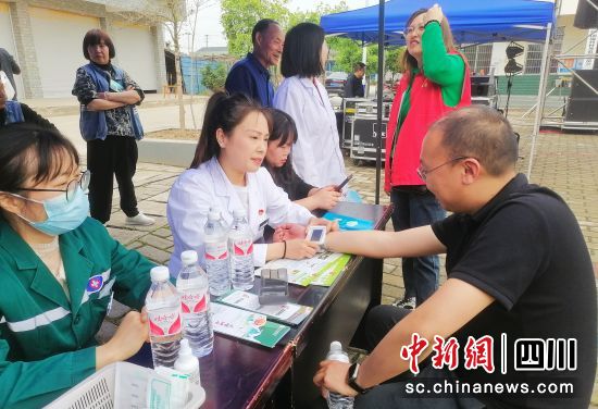 义诊。 三台县委宣传部供图 义诊。 三台县委宣传部供图