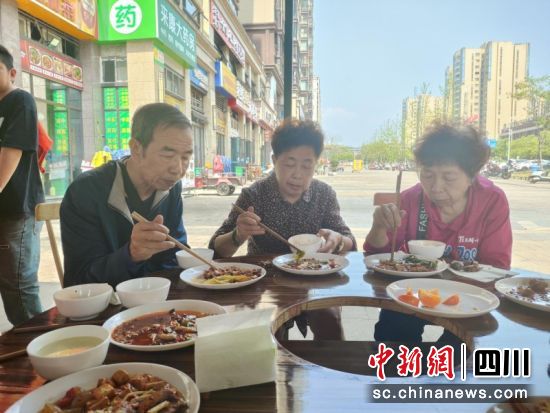 社区居民正在用餐。郭思碧 摄 社区居民正在用餐。郭思碧 摄