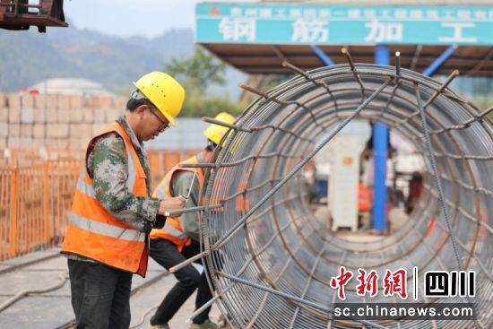 工人正在加工钢筋。蒋雪梅 摄 工人正在加工钢筋。蒋雪梅 摄