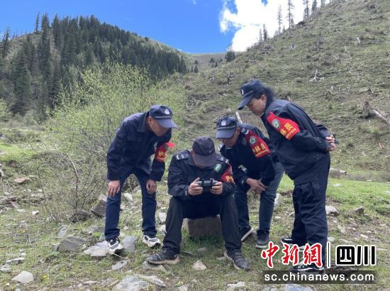 高原护林员开展巡护工作。壤塘县委宣传部供图 高原护林员开展巡护工作。壤塘县委宣传部供图