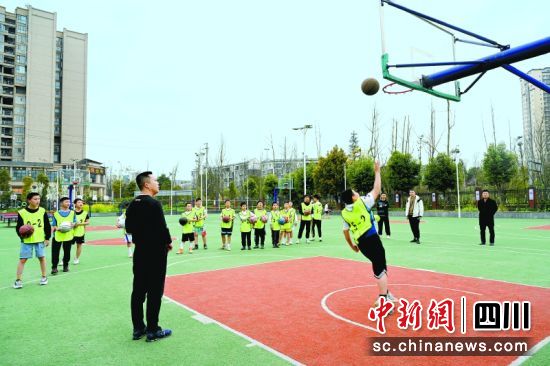 跨学科体育名师工作室成员指导白塔小学篮球社团三步上篮。 邹刚 摄 跨学科体育名师工作室成员指导白塔小学篮球社团三步上篮。 邹刚 摄