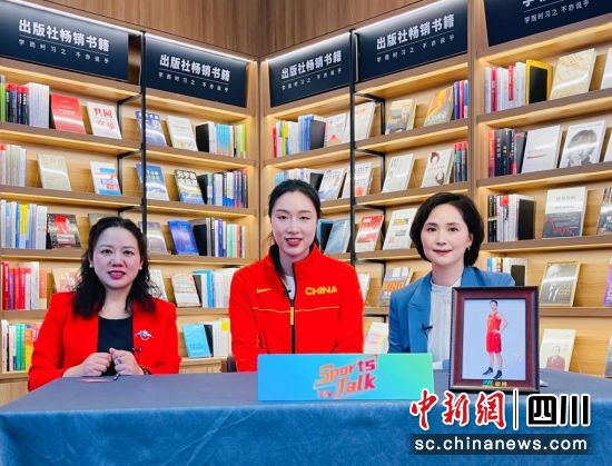 邵婷与嘉宾及主持人在新网银行直播间。新网银行供图 邵婷与嘉宾及主持人在新网银行直播间。新网银行供图