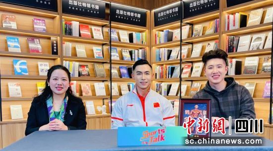 武辉与嘉宾及主持人在新网银行直播间。新网银行供图 武辉与嘉宾及主持人在新网银行直播间。新网银行供图