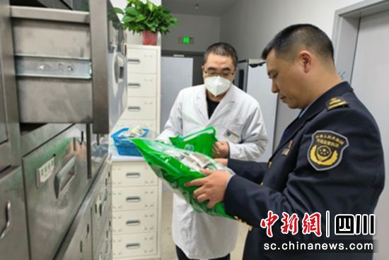 工作中的王鹏飞。自贡市退役军人事务局 供图 工作中的王鹏飞。自贡市退役军人事务局 供图