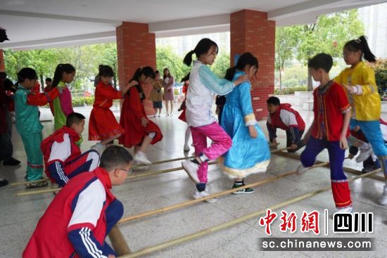 学生正在表演现场。宜宾市委统战部 供图 学生正在表演现场。宜宾市委统战部 供图