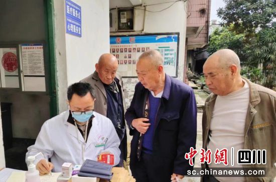 治疗服务现场。富顺融媒 供图 治疗服务现场。富顺融媒 供图
