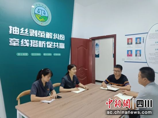 召开护航蚕桑产业发展联系座谈会 。杨雪 摄 召开护航蚕桑产业发展联系座谈会 。杨雪 摄