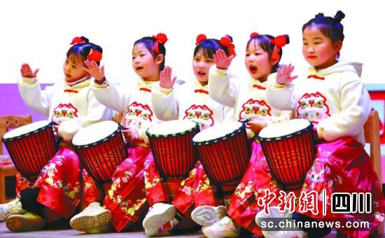 南充市蓬安县彩虹幼儿园小朋友在庙会上表演节目。彭圣洲 摄 南充市蓬安县彩虹幼儿园小朋友在庙会上表演节目。彭圣洲 摄