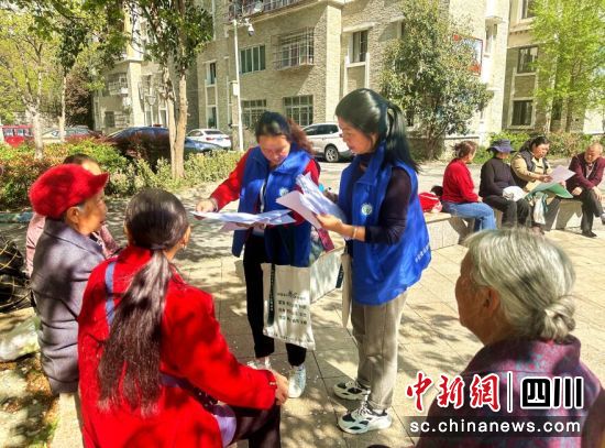 阳光社区网格员开会入户登记。汶川县委宣传部供图 阳光社区网格员开会入户登记。汶川县委宣传部供图