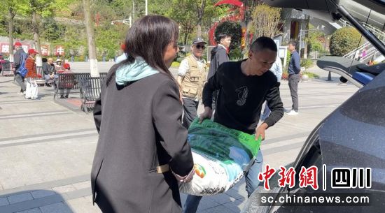 发放大豆种子。汶川县委宣传部供图 发放大豆种子。汶川县委宣传部供图