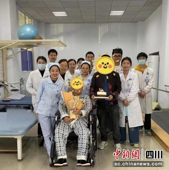 珙县人民医院医务人员一起唱歌祝梁大爷生日快乐。珙县人民医院 供图 珙县人民医院医务人员一起唱歌祝梁大爷生日快乐。珙县人民医院 供图