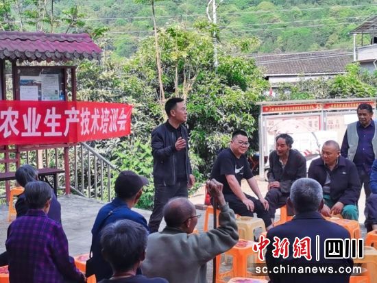 护龙镇天堂村的培训会现场。潘政吉 摄 护龙镇天堂村的培训会现场。潘政吉 摄