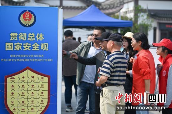 答题机吸引民众参与答题。记者 刘忠俊 摄 答题机吸引民众参与答题。记者 刘忠俊 摄