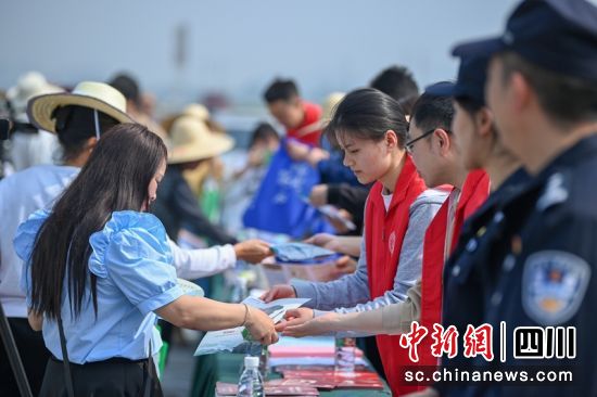 现场工作人员向民众发放相关宣传资料。记者 刘忠俊 摄 现场工作人员向民众发放相关宣传资料。记者 刘忠俊 摄