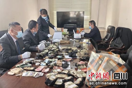 清理兑换现场。农行阿坝县支行 供图 清理兑换现场。农行阿坝县支行 供图