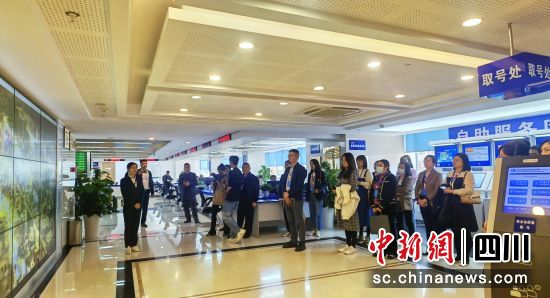 四川省社保局组织开展“走近社会保险”服务体验活动。四川省社保局供图 四川省社保局组织开展“走近社会保险”服务体验活动。四川省社保局供图