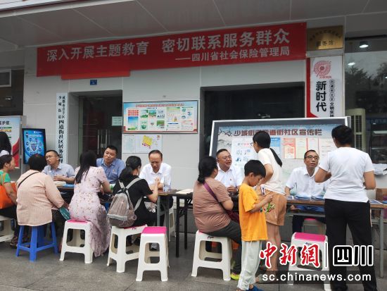 深入街道社区开展“双报到”志愿服务活动。四川省社保局供图 深入街道社区开展“双报到”志愿服务活动。四川省社保局供图