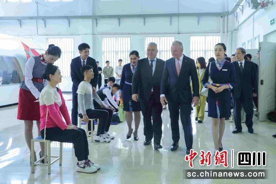 参会嘉宾参观学生课堂。四川西南航空职业学院供图 参会嘉宾参观学生课堂。四川西南航空职业学院供图