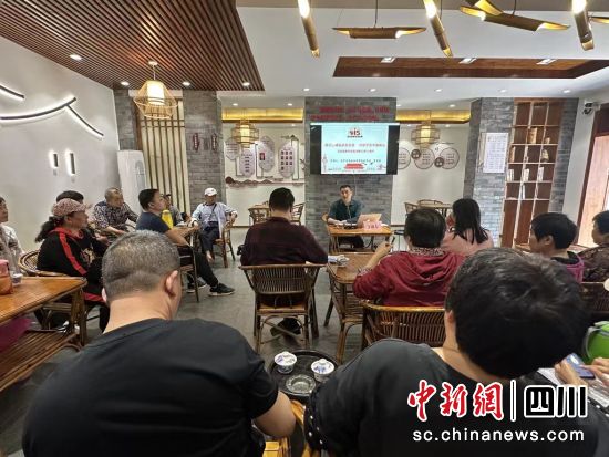 普法宣传进社区。长宁县融媒体中心供图 普法宣传进社区。长宁县融媒体中心供图