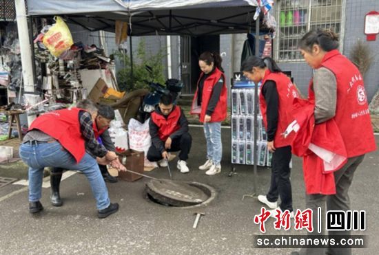 清理下水道。沿滩兴隆镇 供图 清理下水道。沿滩兴隆镇 供图