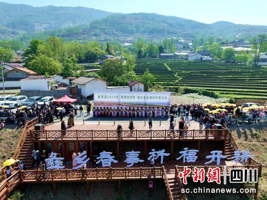 彝乡五彩梯田开耕活动。(越西县文化广播电视和旅游局 供图) 彝乡五彩梯田开耕活动。(越西县文化广播电视和旅游局 供图)