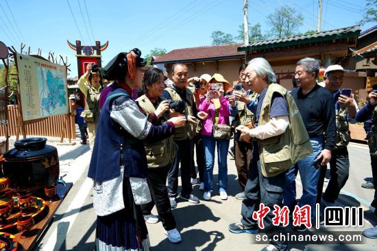 彝族非遗民俗体验。(越西县文化广播电视和旅游局 供图) 彝族非遗民俗体验。(越西县文化广播电视和旅游局 供图)