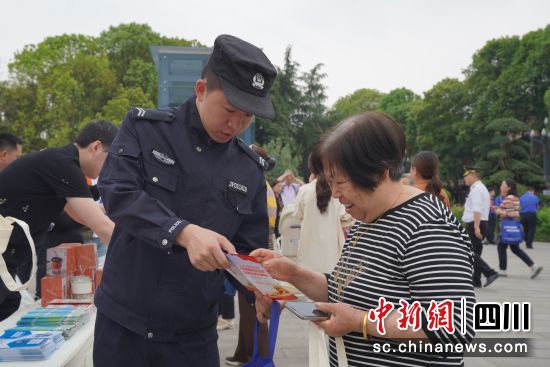 民警向群众宣讲国家安全相关知识。 绵阳科新公安供图 民警向群众宣讲国家安全相关知识。 绵阳科新公安供图